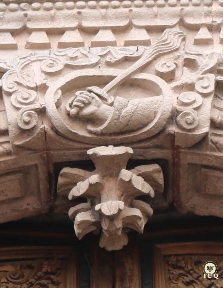 La espada flamígera es uno de los símbolos del Pentagrama Esotérico, y se encuentra en la puerta de acceso a Iglesia del Carmen, San Luis Potosí, México.