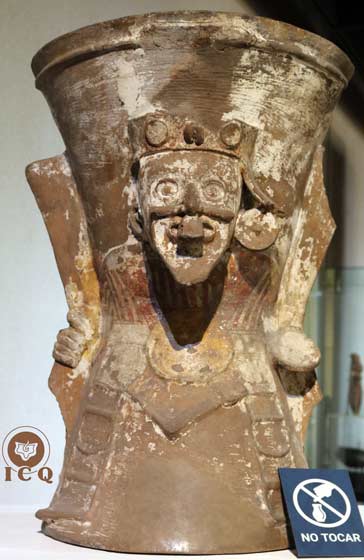 Bracero-incensario con el rostro de Huehueteotl, donde era colocado carbón ardiendo para quemar copal (incienso), en las ceremonias místicas para invocar a los seres divinales. Museo de Antropología de Puebla, México. 