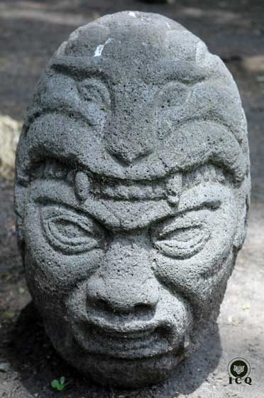 Guerrero de aspecto fiero (valor para luchar contra sus defectos) con yelmo de tigre (la sabiduría). Zona Arqueológica de Cempoala, México.