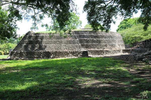 Templo a la Luna (una de las advocaciones a la Madre Divina) en zona arqueológica de Cempoala, Veracruz, México. Cultura Totonaca.