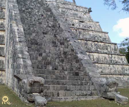 Cuerpo de serpiente enroscado a manera de ocho, como en el caduceo. Escalinata de Chichén Itzá, México.