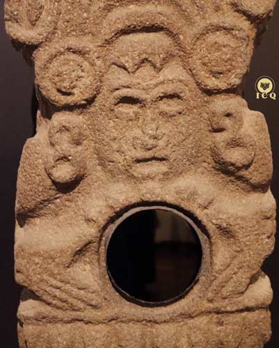 Espejo de obsidiana circular como parte del dios “Espejo Humeante” (Tezcatlipoca), igual que en el caduceo de Mercurio. Museo de Antropología de Puebla, México.