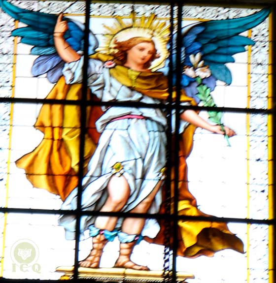 Vitral con la imagen del ángel Gabriel, regente de la Luna. Catedral de Puebla, México.