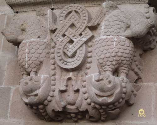 Dos aves acompañando al santo ocho, cuyas alas parecen salir también del símbolo como en el caduceo. Iglesia de Aguascalientes, México.