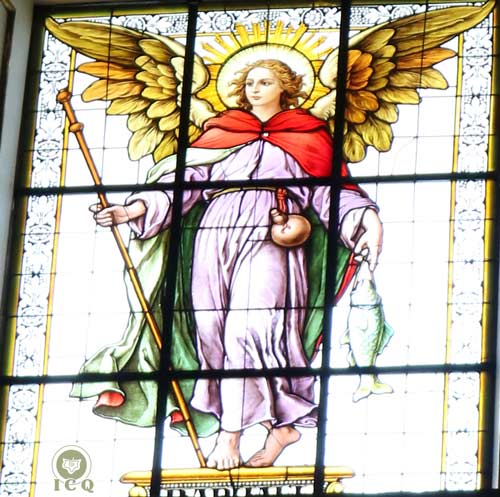 Vitral con la imagen del ángel Raphael, regente de Mercurio. Catedral de Puebla, México.