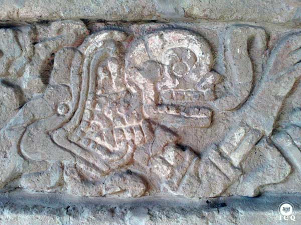 La Serpiente (Madre Divina) de la cual emana una calavera (la muerte del ego) y a su vez un glifo símbolo del poder del verbo y de los mantram. Tula, Hidalgo, México.