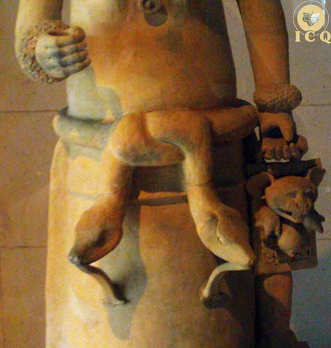 Mujer diosa (muerta en el parto) con dos serpientes anudadas en la cintura. Museo de Antropología de Xalapa.