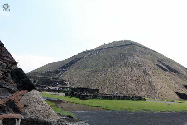 Los cuatro basamentos principales representan las cuatro escalas o niveles del ser humano y el Iod He Vau He. 
Pirámide del Sol. Teotihuacán, México.