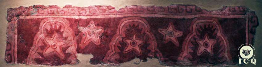 Cinco estrellas (el número cinco) de cinco puntas (el Pentagrama) con un círculo dentro (la divinidad). El Ser humano que ha encarnado a su Ser interior profundo. Mural en Teotihuacán, México. 