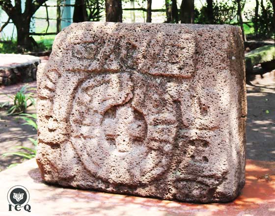 Una cruz, rodeada de un círculo, con 4 líneas dividiéndolo, recordándonos el Tetragrammaton. Teotihuacán, México.