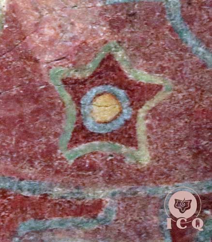 Interesante estrella de cinco puntas con los colores de las tres fuerzas primarias de la naturaleza: azul, rojo y amarillo. Mural en Teotihuacán, México. 