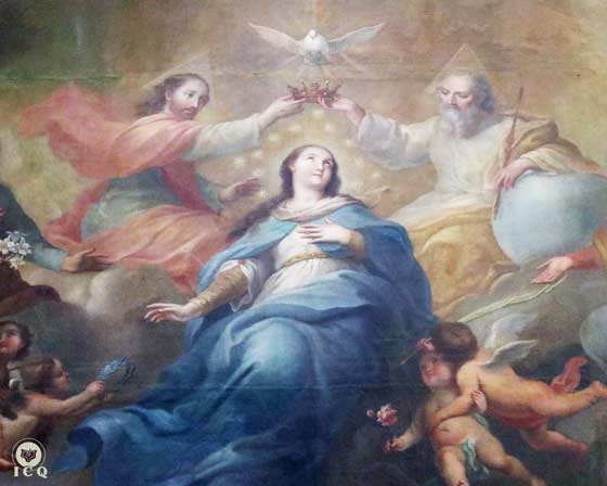 Padre, Hijo y Espíritu Santo entregan sus atributos de sabiduría, amor y poder a la Madre Divina. Catedral de Puebla, México.