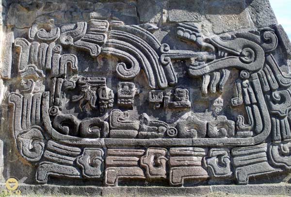 Serpiente emplumada formando el símbolo sagrado del principio y fin. Templo de las Serpientes. Xochicalco, Morelos, México.