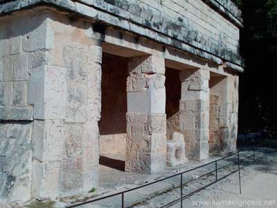 Templo de los Jaguares. Tres entradas, dos columnas